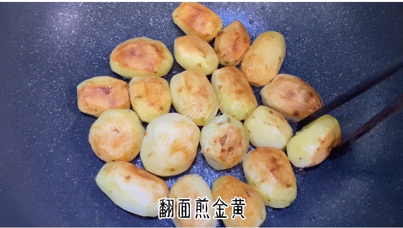 外脆里糯，秒殺路邊攤的香煎小土豆的做法-其它口味煎菜譜