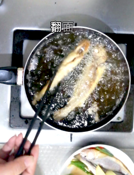 面拖小黃魚的做法-咸鮮味炸菜譜-易網健康養生網 面拖小黃魚的做法-咸鮮味炸菜譜