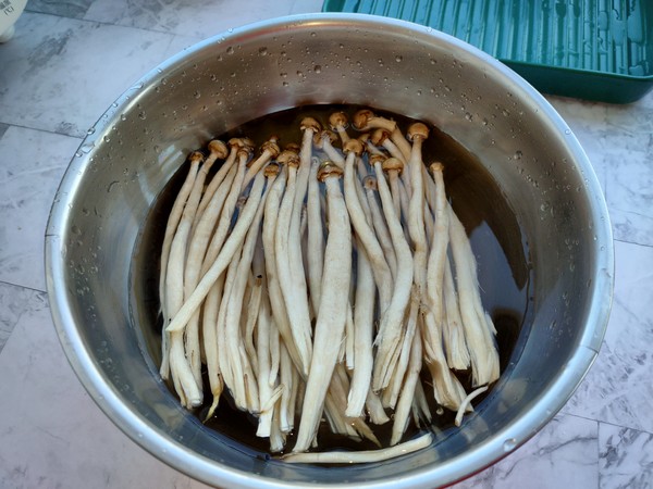 麻辣烤蟹味菇的做法-香辣味烤菜譜-易網<a href=http://www.aoa7937.com/ target=_blank class=infotextkey>健康養生</a>網 麻辣烤蟹味菇的做法-香辣味烤菜譜