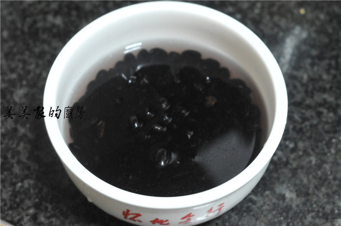 黑豆燉豬肚的做法-家常味燒菜譜-易網<a href=http://www.aoa7937.com/ target=_blank class=infotextkey>健康養生</a>網 黑豆燉豬肚的做法-家常味燒菜譜