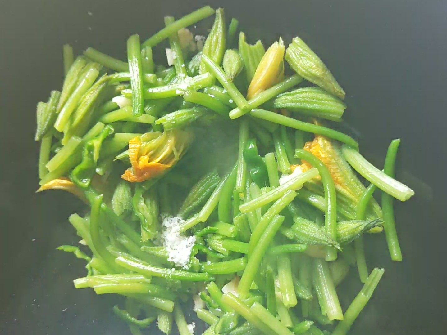 蒜香南瓜花的做法-家常味炒菜譜