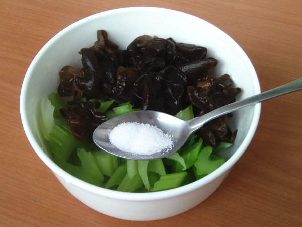 西芹拌木耳的做法-家常味拌菜譜
