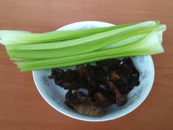 西芹拌木耳的做法-家常味拌菜譜