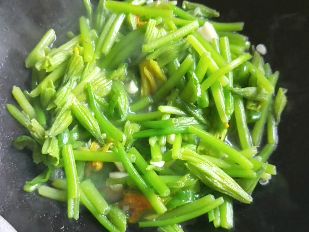 蒜香南瓜花的做法-家常味炒菜譜