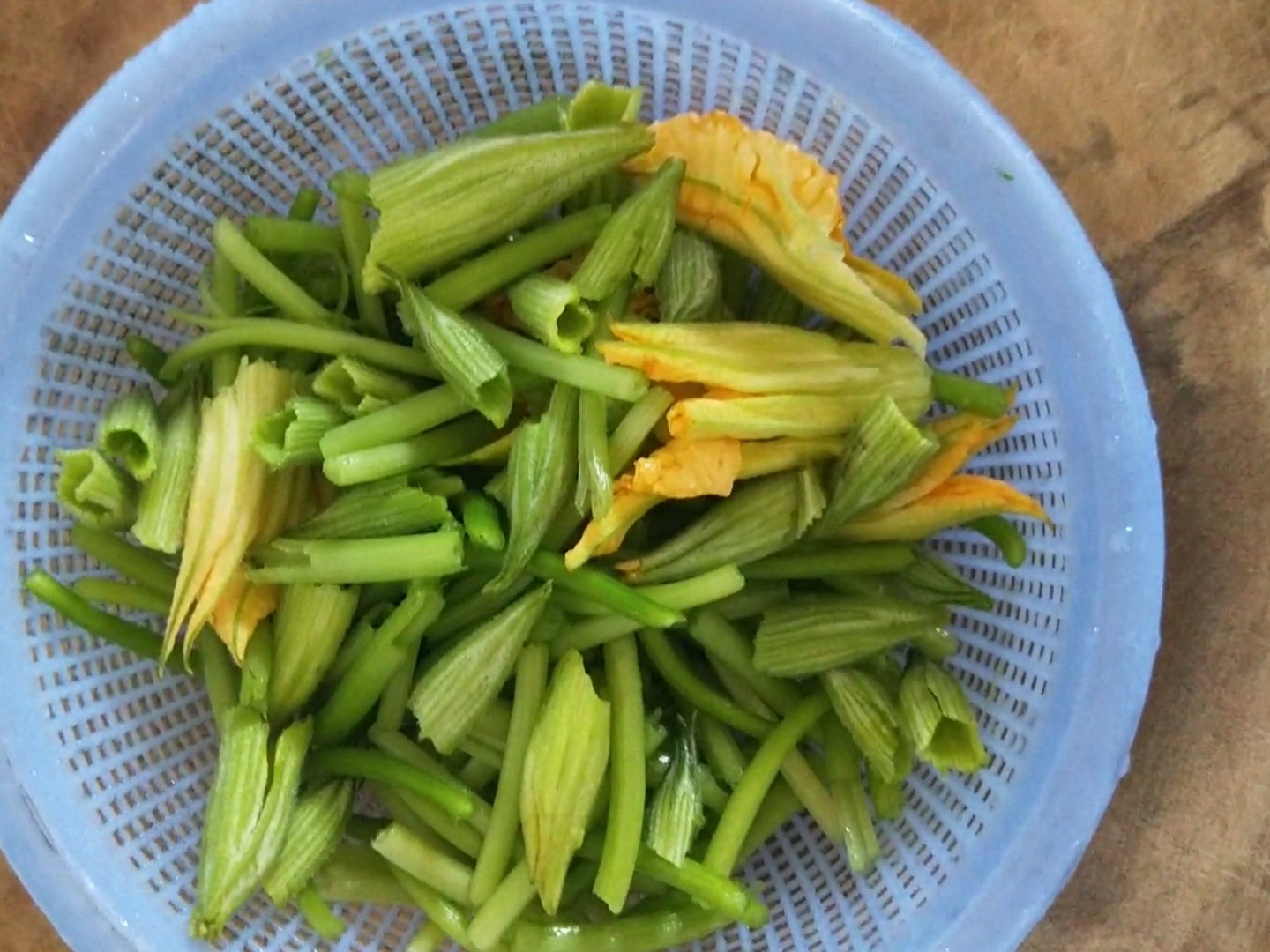 蒜香南瓜花的做法-家常味炒菜譜