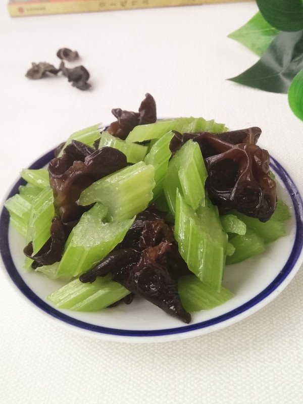 西芹拌木耳的做法-家常味拌菜譜