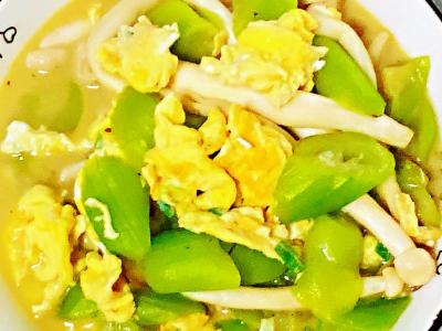生雞蛋白玉菇燜絲瓜，口味淡又鮮美，簡易卻營養成分～的作法-咸鮮味燒菜譜