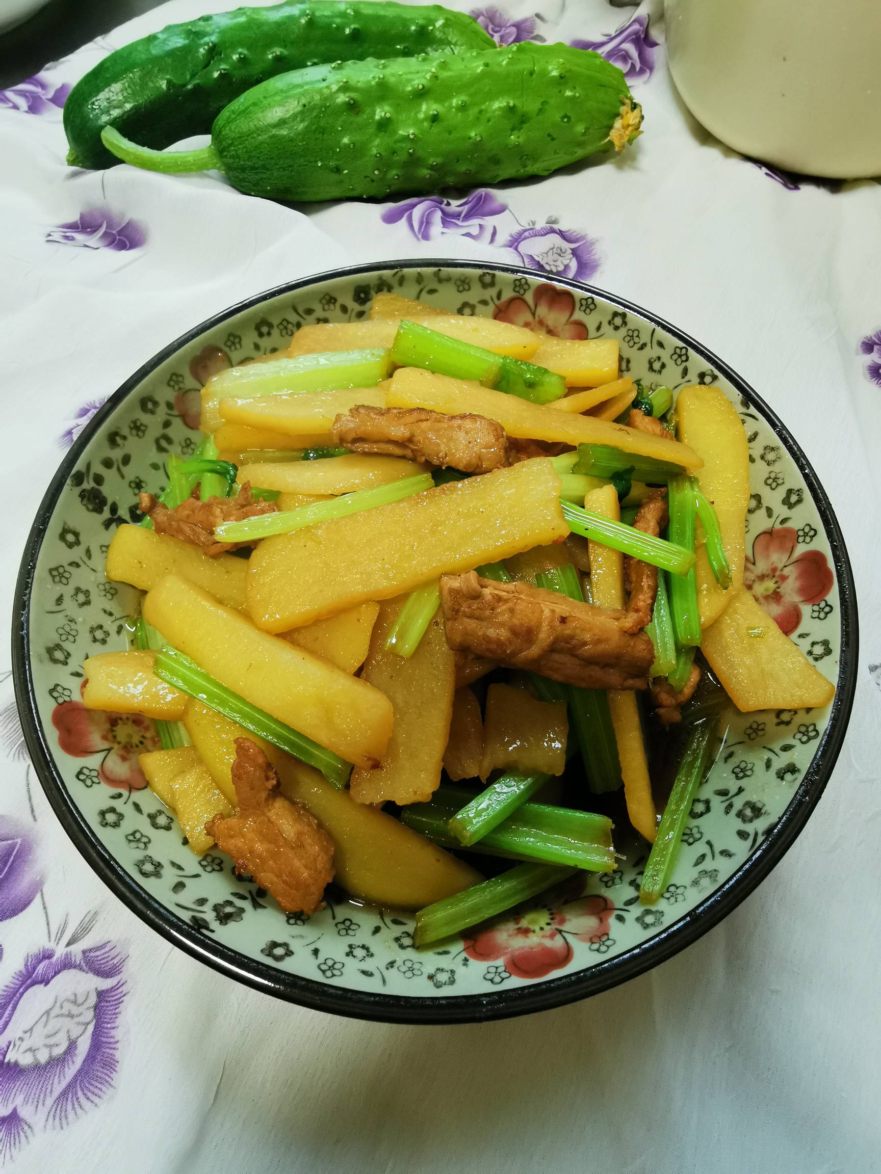 土豆炒芹菜的做法-家常味炒菜譜-易網(wǎng)健康養(yǎng)生網(wǎng) 土豆炒芹菜的做法-家常味炒菜譜