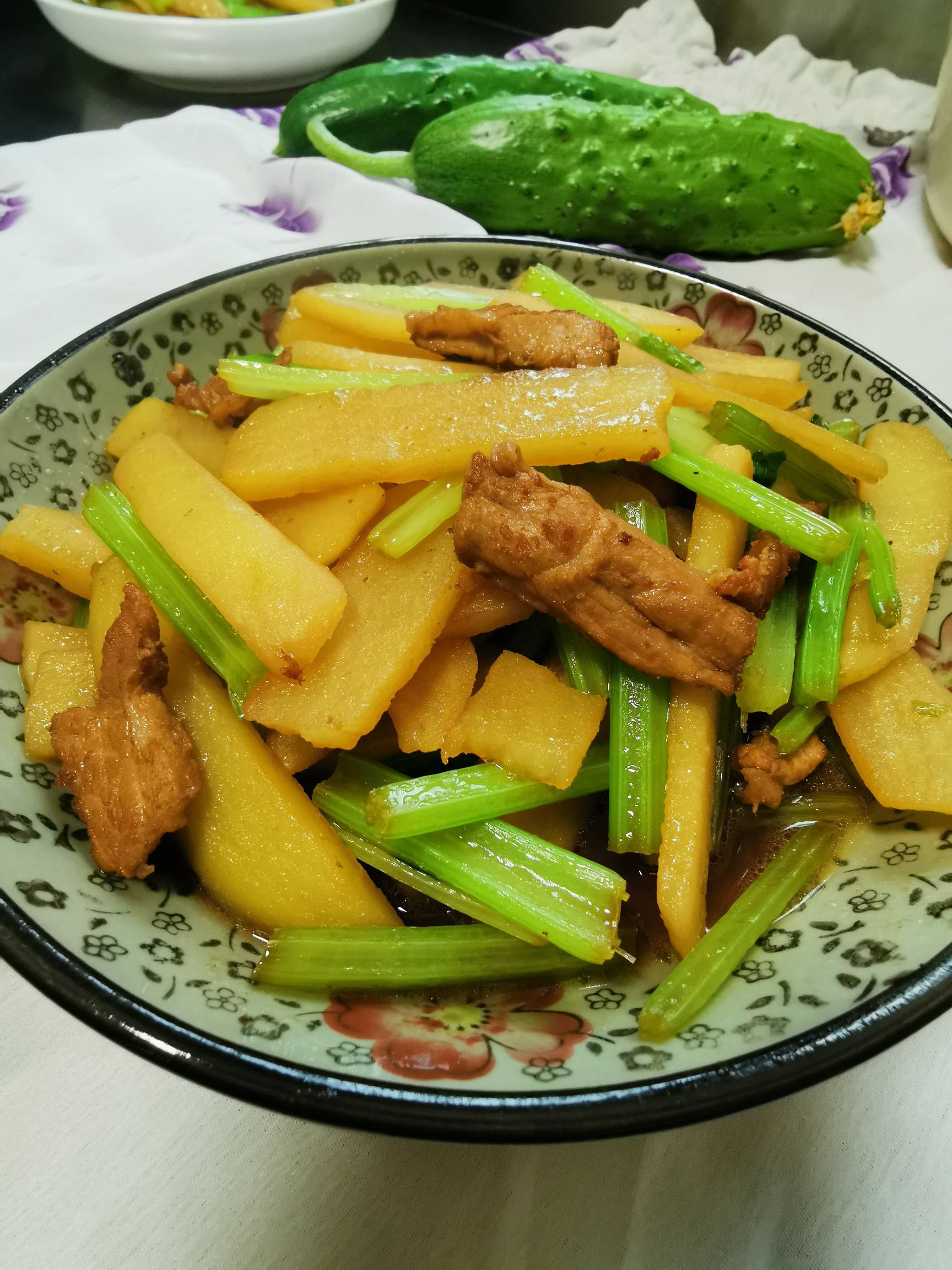 土豆炒芹菜的做法-家常味炒菜譜-易網(wǎng)健康養(yǎng)生網(wǎng) 土豆炒芹菜的做法-家常味炒菜譜