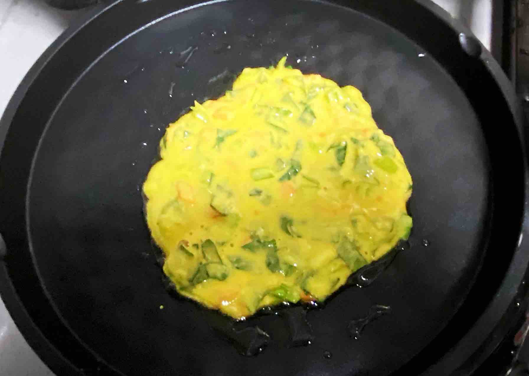 蔬菜雞蛋餅， 好看又營養，色澤漂亮，連小朋友都愛吃～的做法-家常味煎菜譜