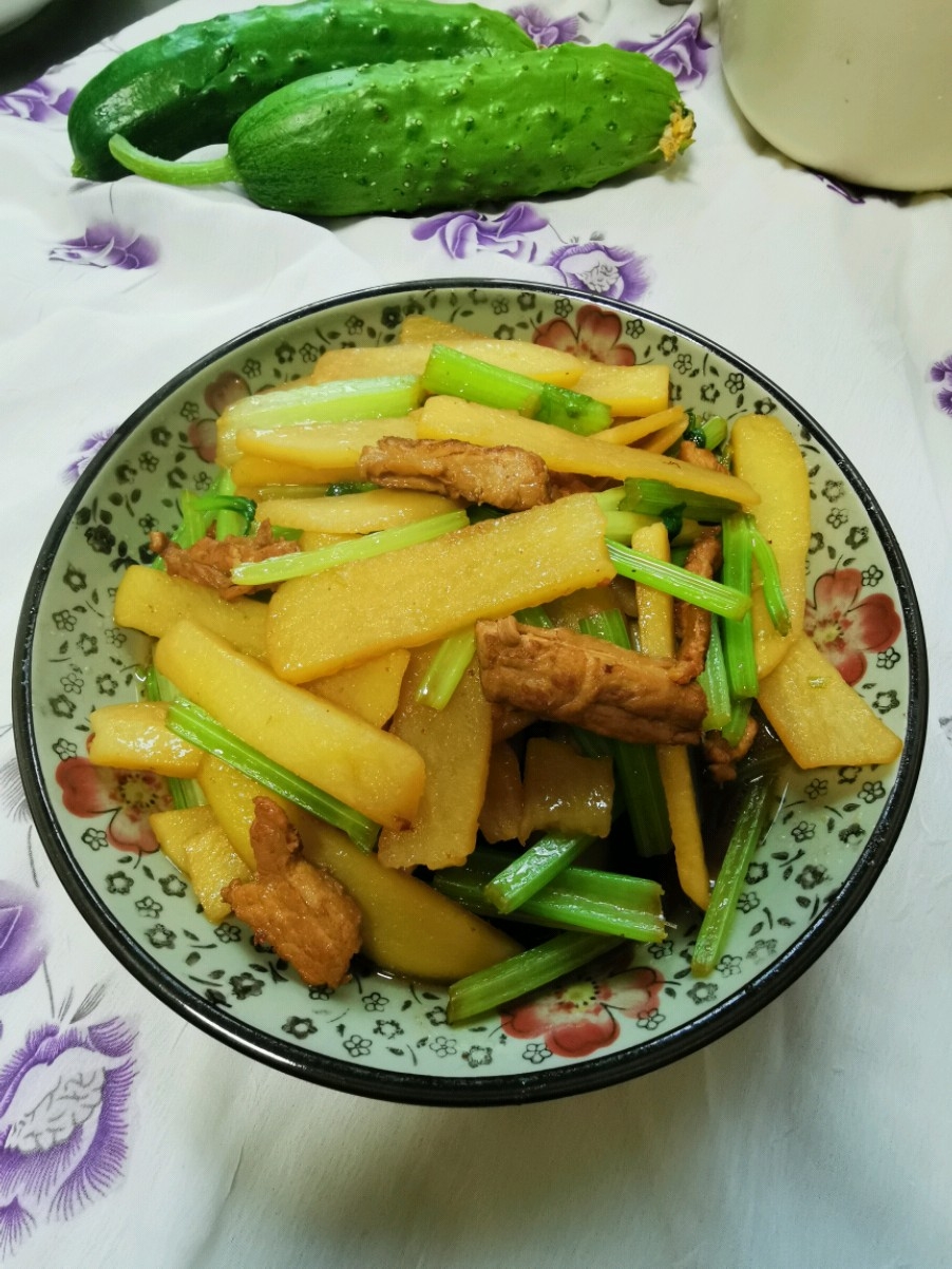 土豆炒芹菜的做法-家常味炒菜譜