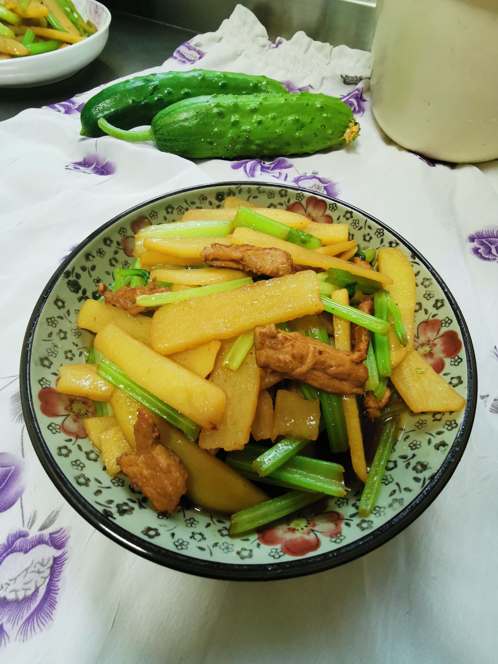 土豆炒芹菜的做法-家常味炒菜譜-易網(wǎng)健康養(yǎng)生網(wǎng) 土豆炒芹菜的做法-家常味炒菜譜