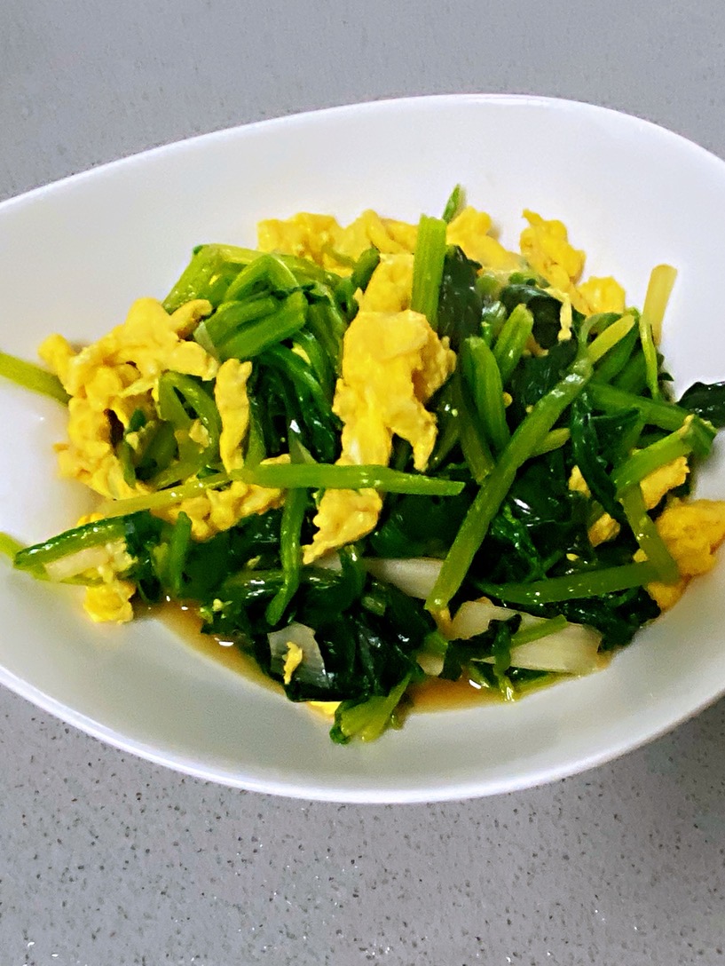 菠菜炒雞蛋，多做這一步，雞蛋營養滑嫩，菠菜翠綠不澀口的做法-咸鮮味炒菜譜