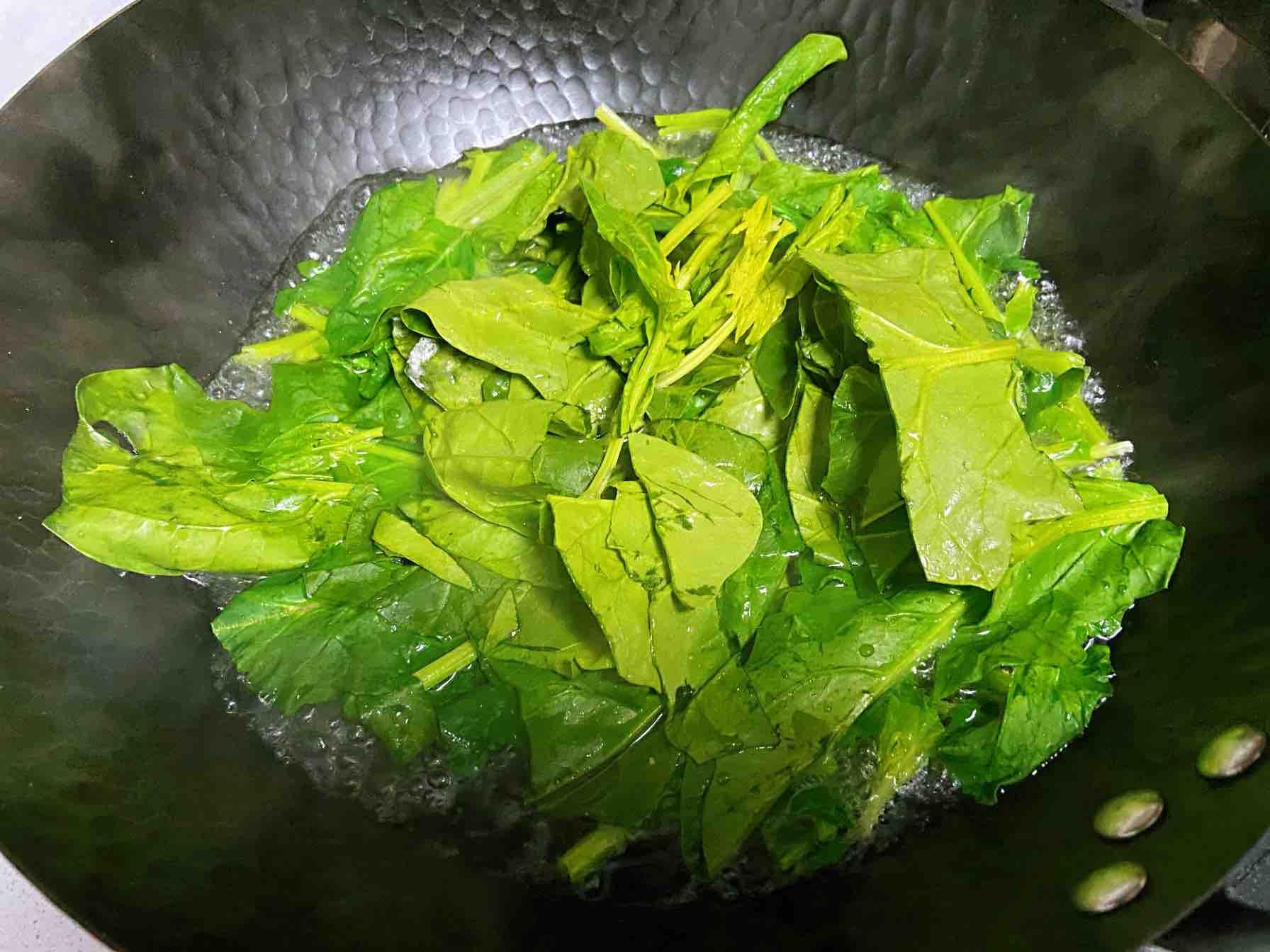 菠菜炒雞蛋，多做這一步，雞蛋營養滑嫩，菠菜翠綠不澀口的做法-咸鮮味炒菜譜