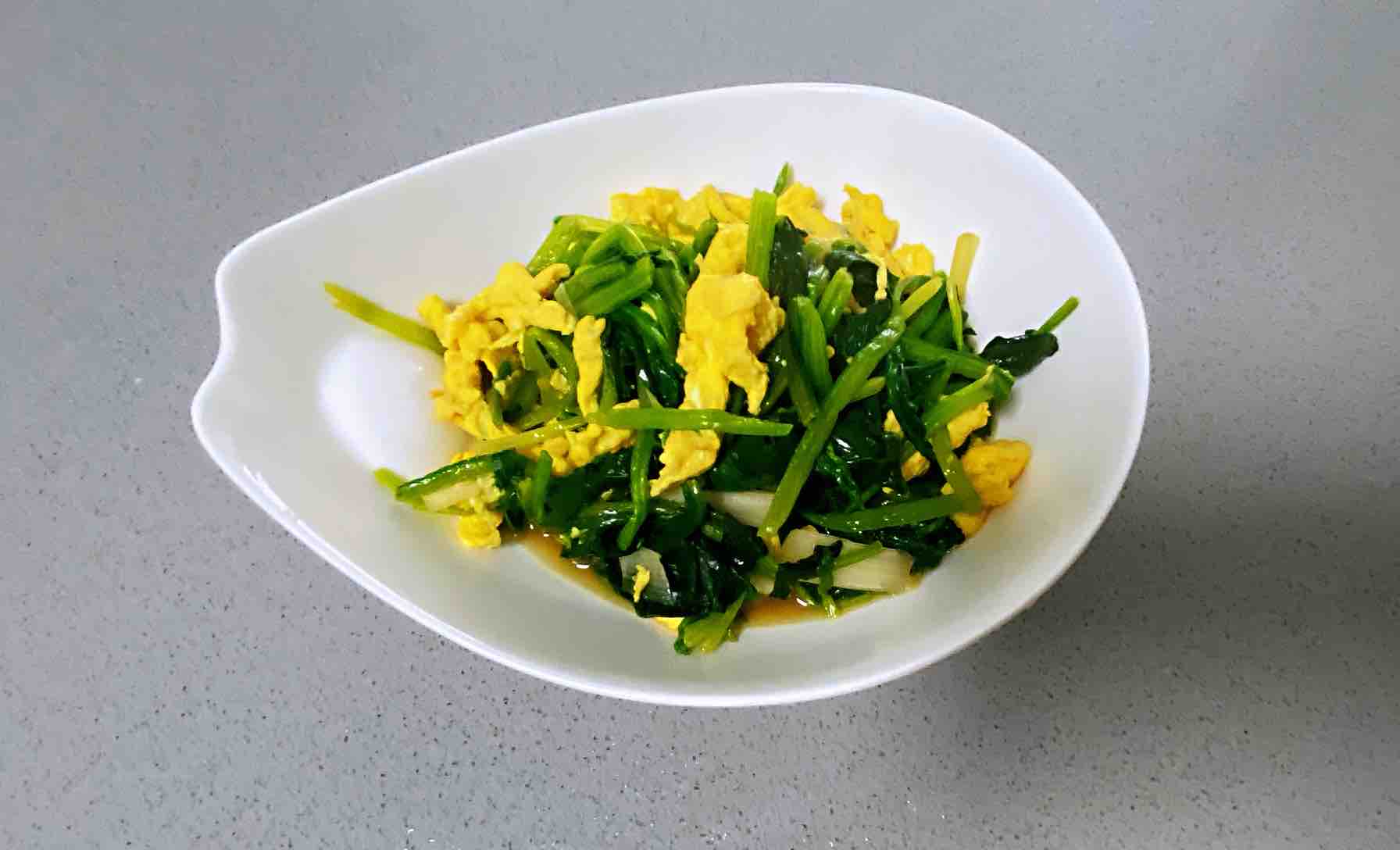 菠菜炒雞蛋，多做這一步，雞蛋營養滑嫩，菠菜翠綠不澀口的做法-咸鮮味炒菜譜