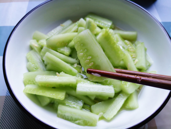 涼拌甜酸青瓜的做法-酸甜味拌菜譜-易網(wǎng)健康養(yǎng)生網(wǎng) 涼拌甜酸青瓜的做法-酸甜味拌菜譜