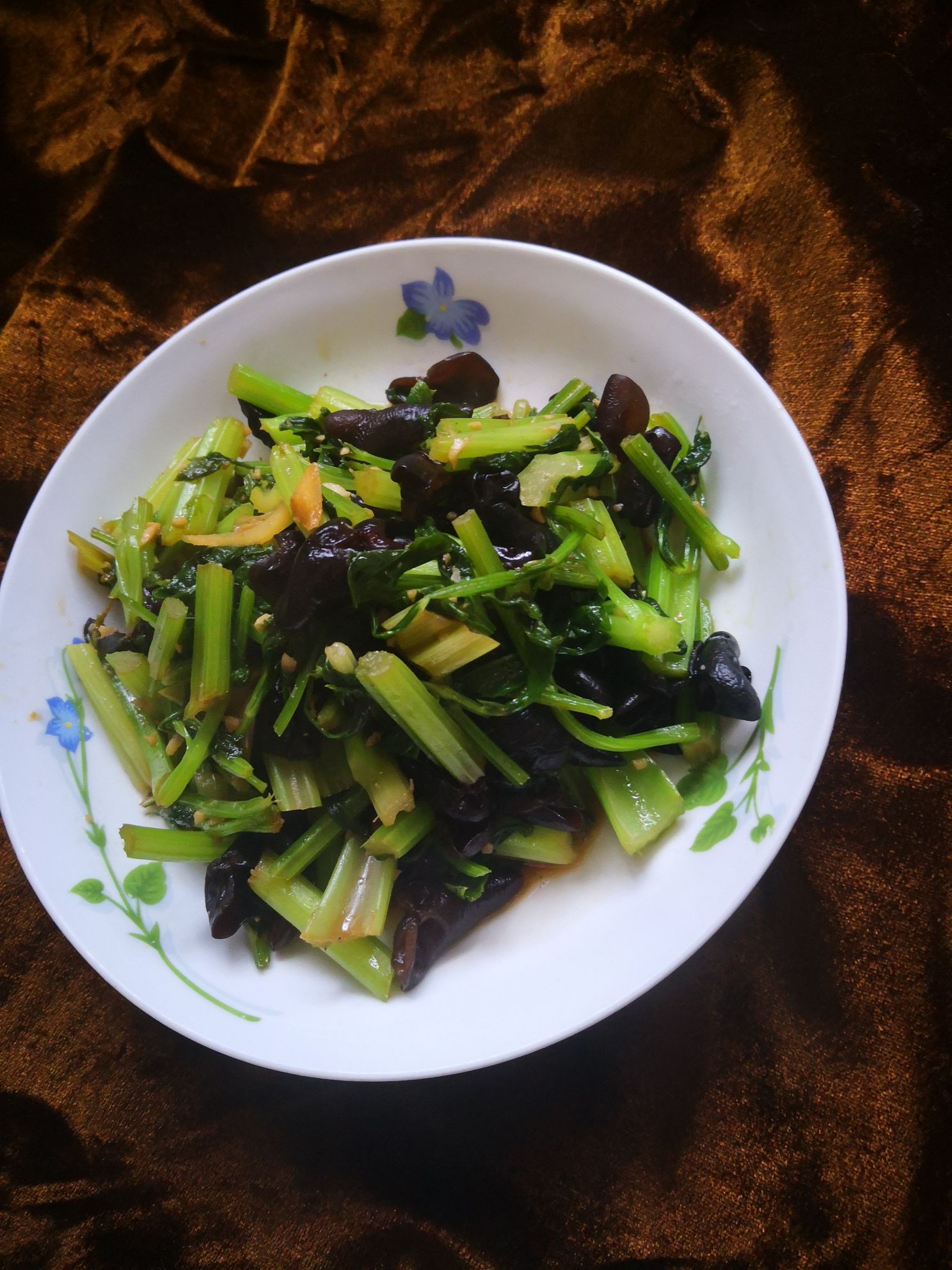 木耳炒芹菜的做法-家常味炒菜譜-易網健康養生網 木耳炒芹菜的做法-家常味炒菜譜