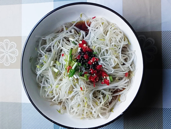 涼拌綠豆芽的做法-酸辣味拌菜譜