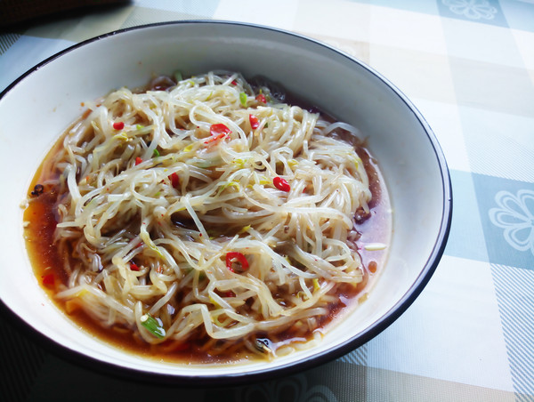涼拌綠豆芽的做法-酸辣味拌菜譜-易網(wǎng)健康養(yǎng)生網(wǎng) 涼拌綠豆芽的做法-酸辣味拌菜譜