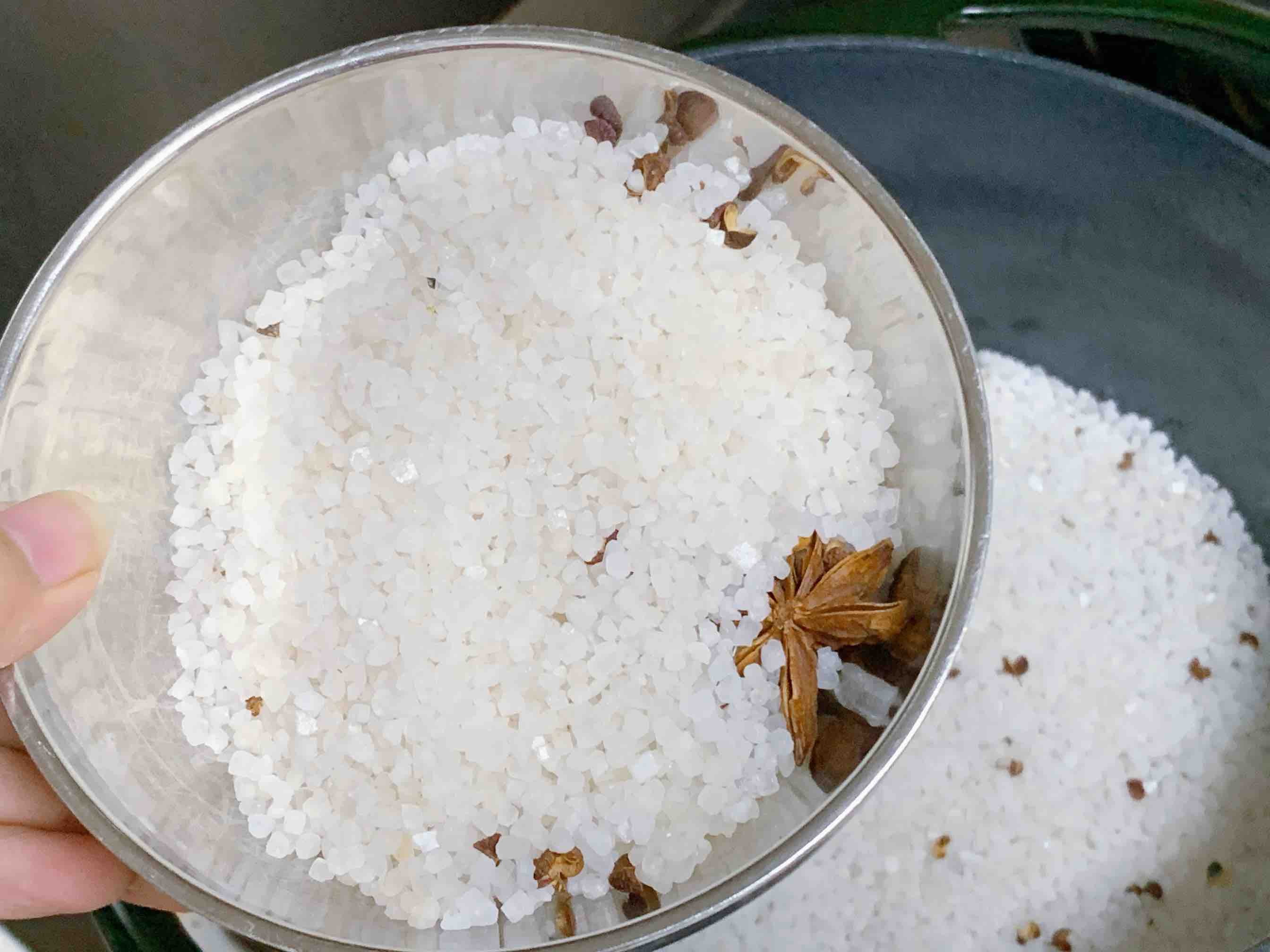 只用一包鹽，做一鍋鹽焗蝦的做法-咸鮮味烤菜譜