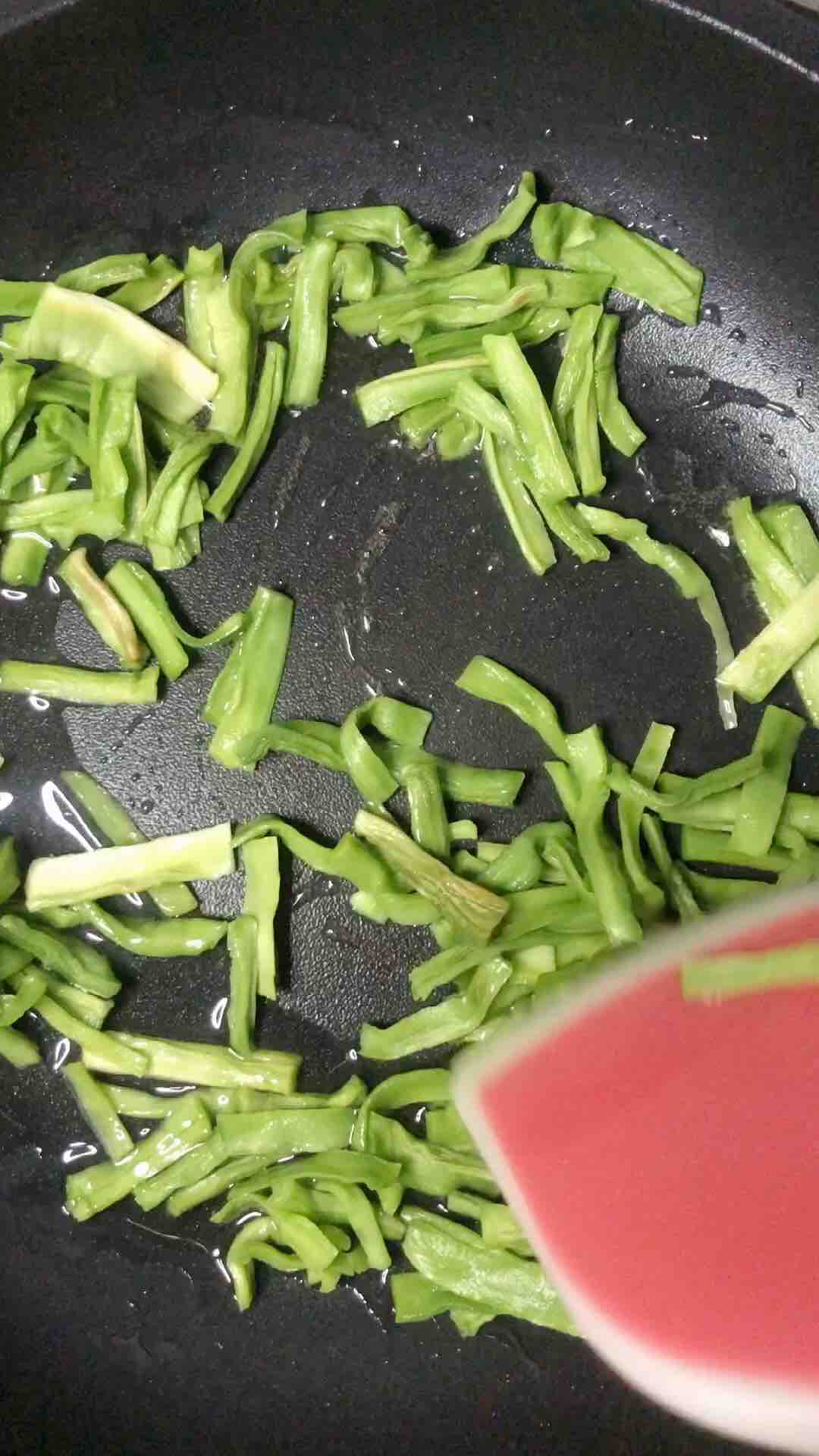 清炒貢菜紅蝦的做法-家常味炒菜譜