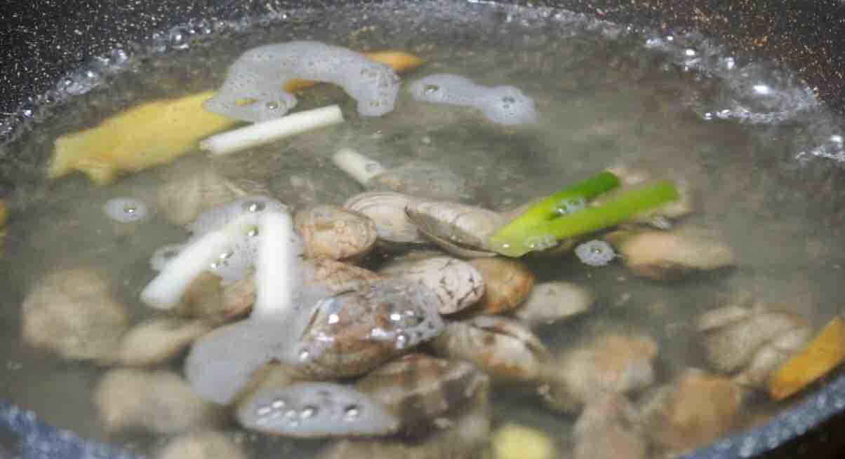 簡(jiǎn)單兩步，教你做超嫩的撈汁小海鮮的做法-香辣味煮菜譜