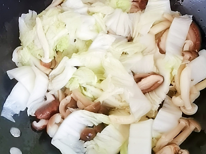 吃百菜不如吃白菜，白菜炒蘑菇，鮮美脆嫩又下飯的做法-咸鮮味炒菜譜