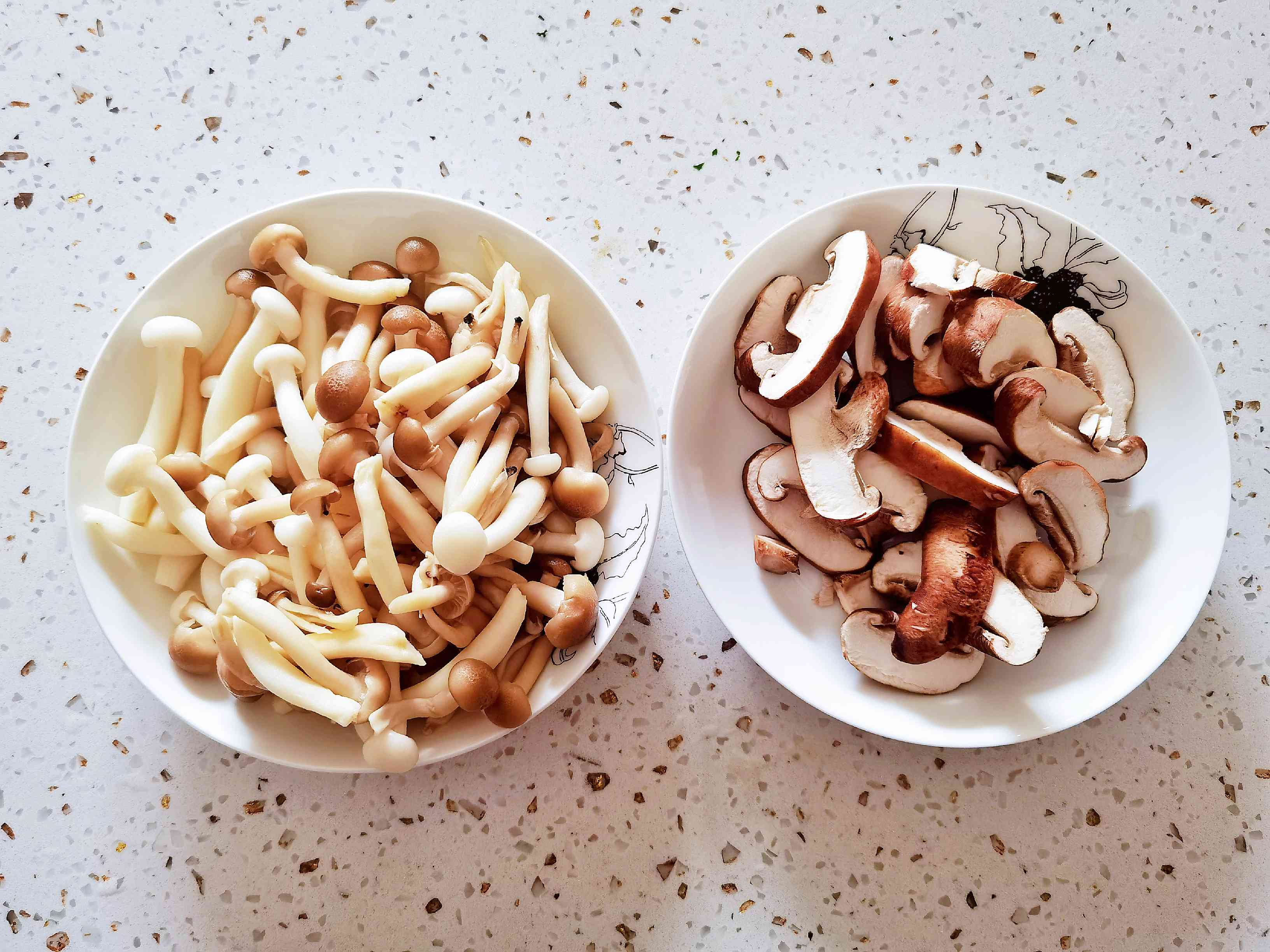 吃百菜不如吃白菜，白菜炒蘑菇，鮮美脆嫩又下飯的做法-咸鮮味炒菜譜