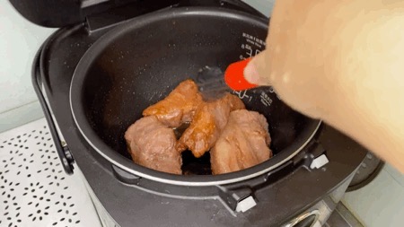 用電飯鍋就能做的「蜜汁叉燒」竟然比餐廳還好吃！的做法-甜味燜菜譜