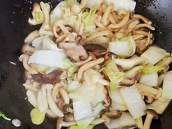 吃百菜不如吃白菜，白菜炒蘑菇，鮮美脆嫩又下飯的做法-咸鮮味炒菜譜
