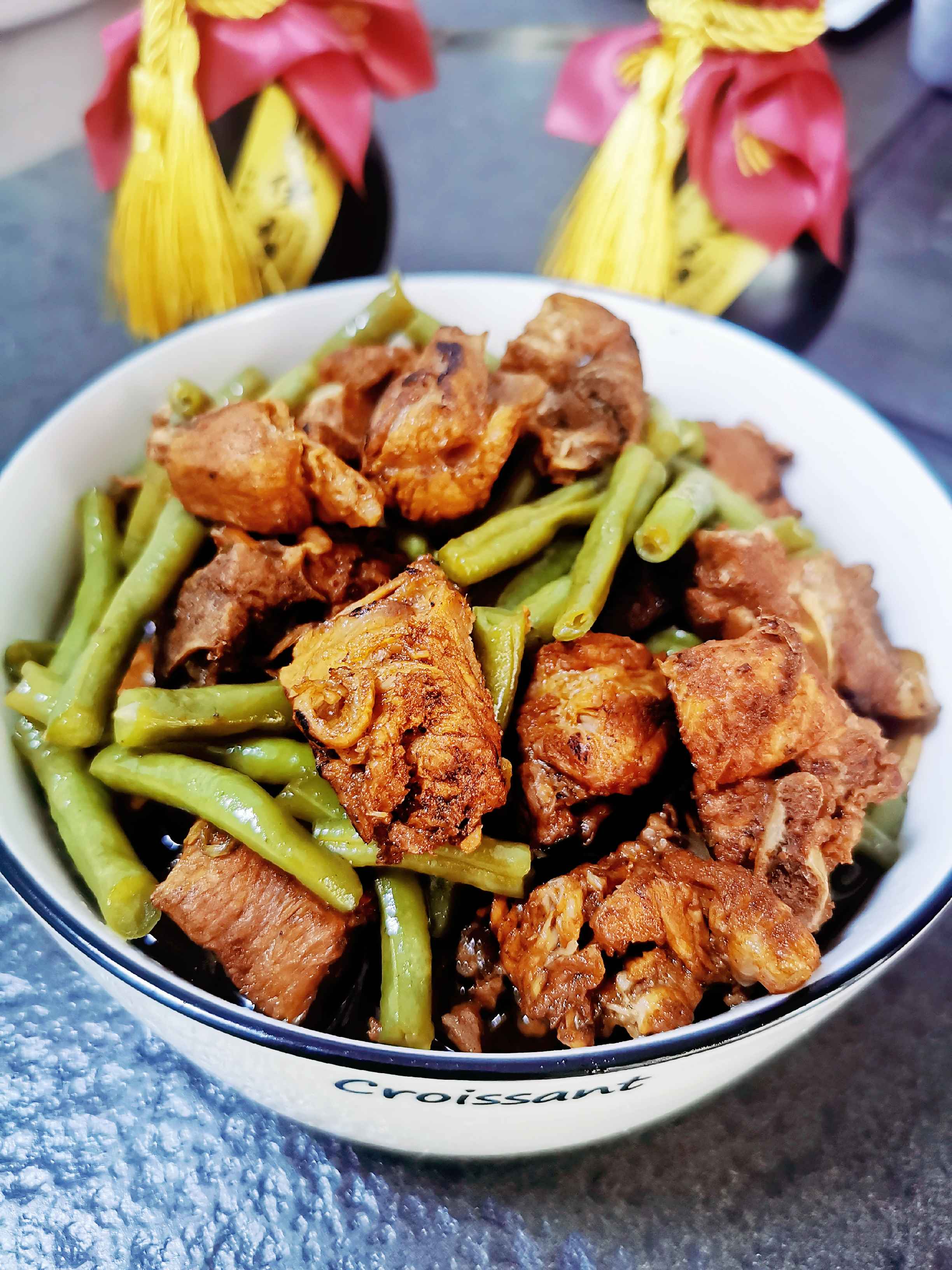 排骨燉豆角的家常做法，用料簡(jiǎn)單口感上乘，一鍋米飯不夠吃了的做法-家常味燉菜譜