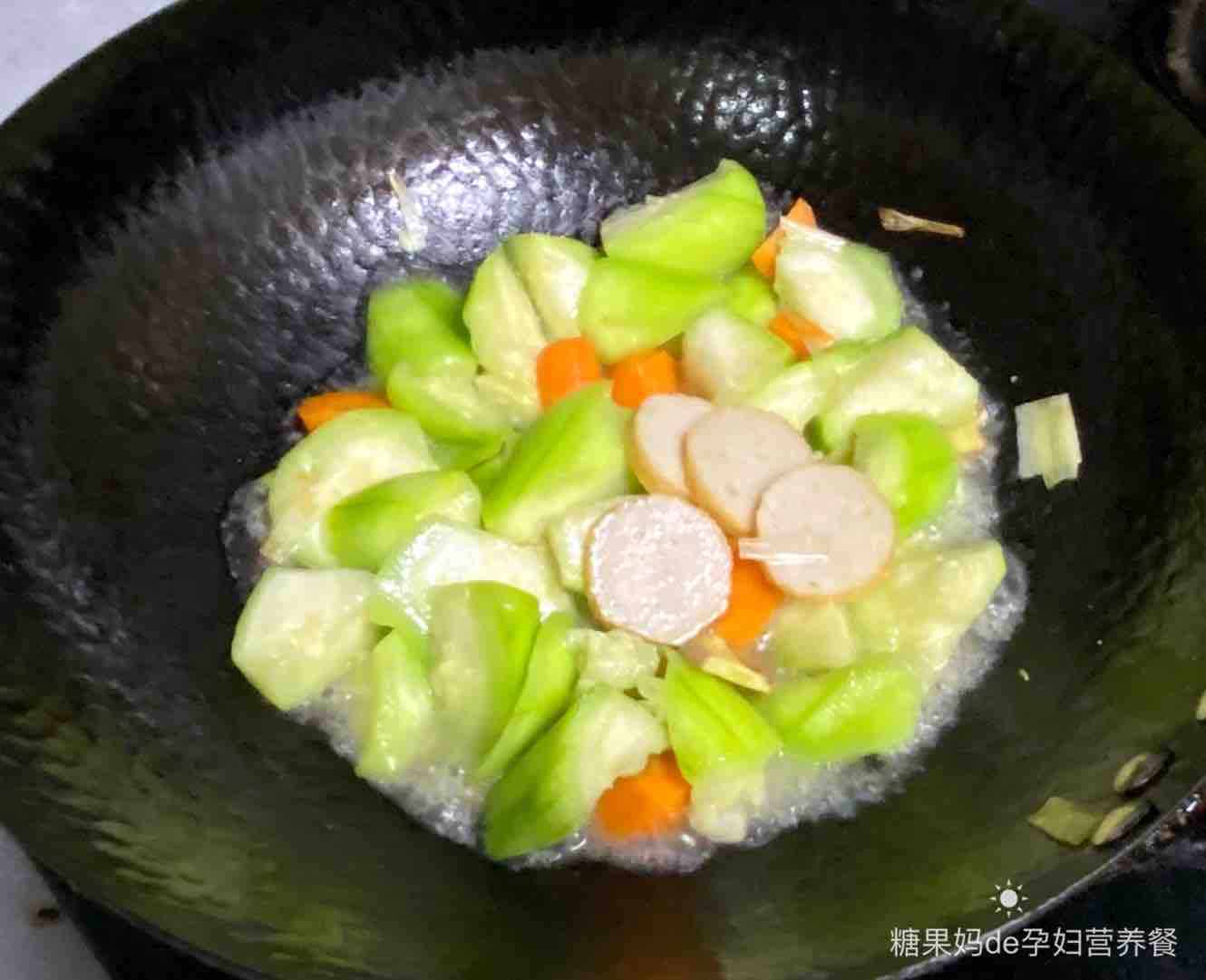 【孕婦食譜】絲瓜燴魚餅，甜鮮美味，色澤鮮艷、低脂又營(yíng)養(yǎng)～的做法-咸鮮味燴菜譜