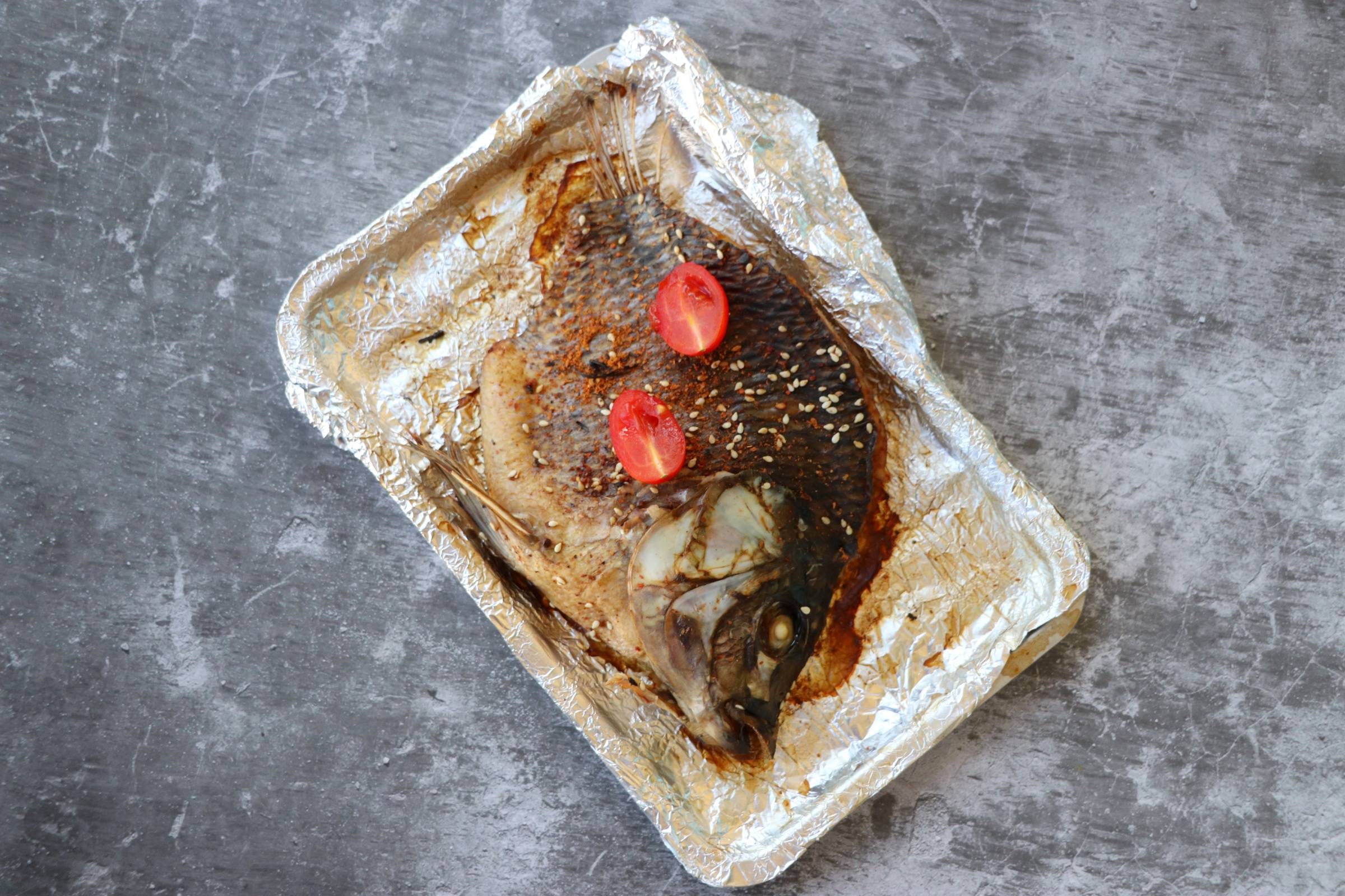 香烤羅非魚的做法-香辣味烤菜譜-易網健康養生網 香烤羅非魚的做法-香辣味烤菜譜