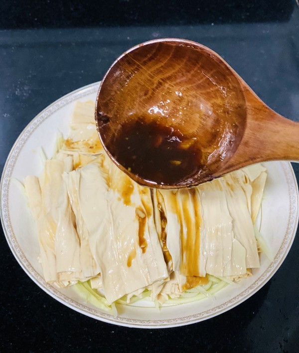 夏日涼拌吃腐竹，爽滑可口，撈一撈超好吃的做法-家常味煮菜譜