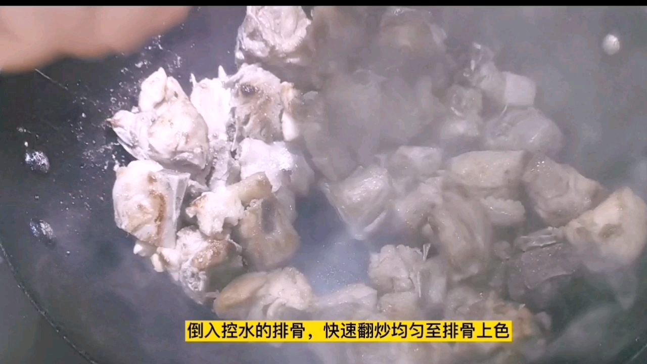 排骨燉豆角的家常做法，用料簡(jiǎn)單口感上乘，一鍋米飯不夠吃了的做法-家常味燉菜譜