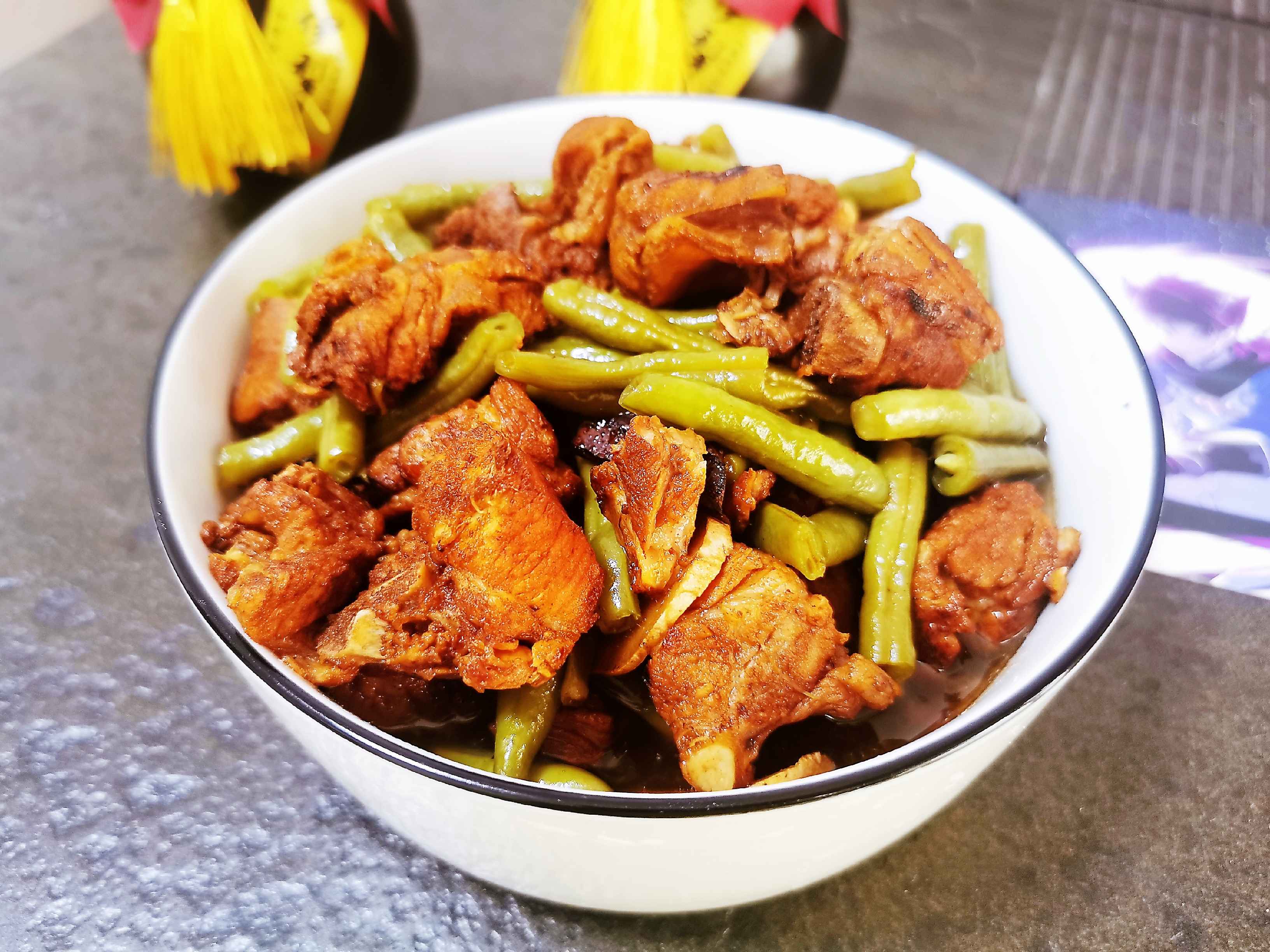 排骨燉豆角的家常做法，用料簡(jiǎn)單口感上乘，一鍋米飯不夠吃了的做法-家常味燉菜譜