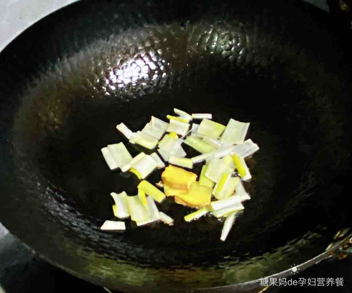 【孕婦食譜】絲瓜燴魚餅，甜鮮美味，色澤鮮艷、低脂又營(yíng)養(yǎng)～的做法-咸鮮味燴菜譜