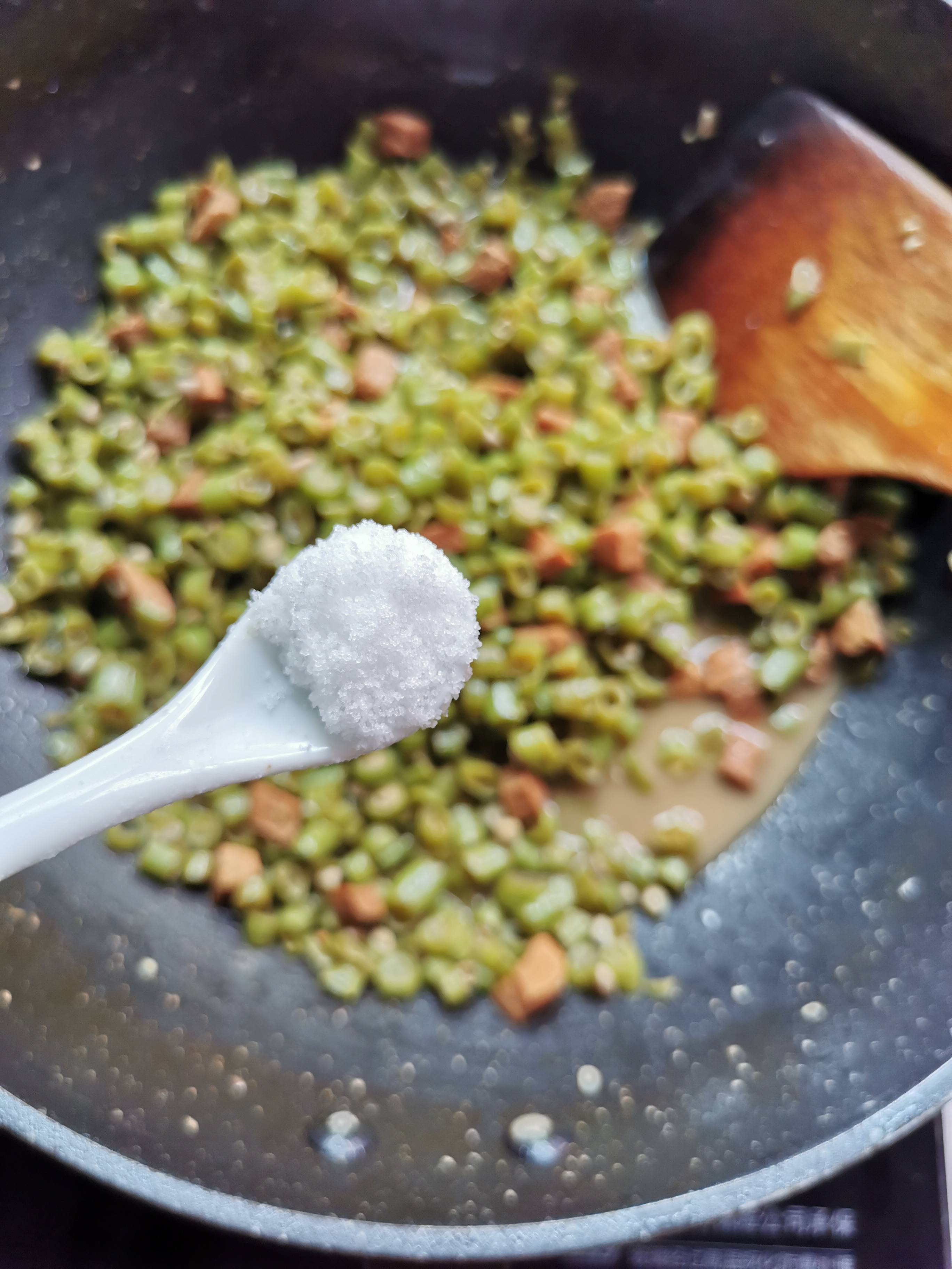 肉丁豆角的做法-家常味炒菜譜