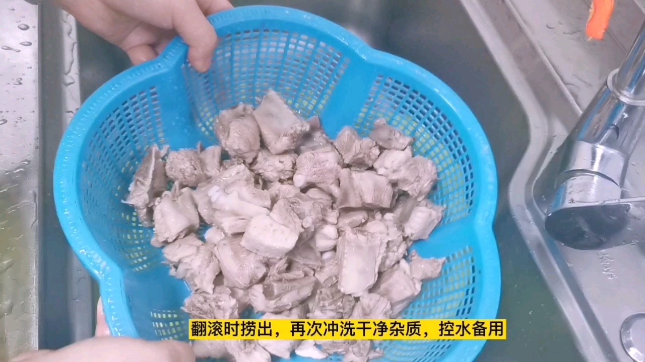 排骨燉豆角的家常做法，用料簡(jiǎn)單口感上乘，一鍋米飯不夠吃了的做法-家常味燉菜譜