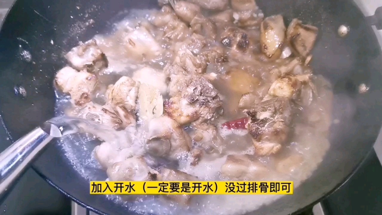 排骨燉豆角的家常做法，用料簡(jiǎn)單口感上乘，一鍋米飯不夠吃了的做法-家常味燉菜譜