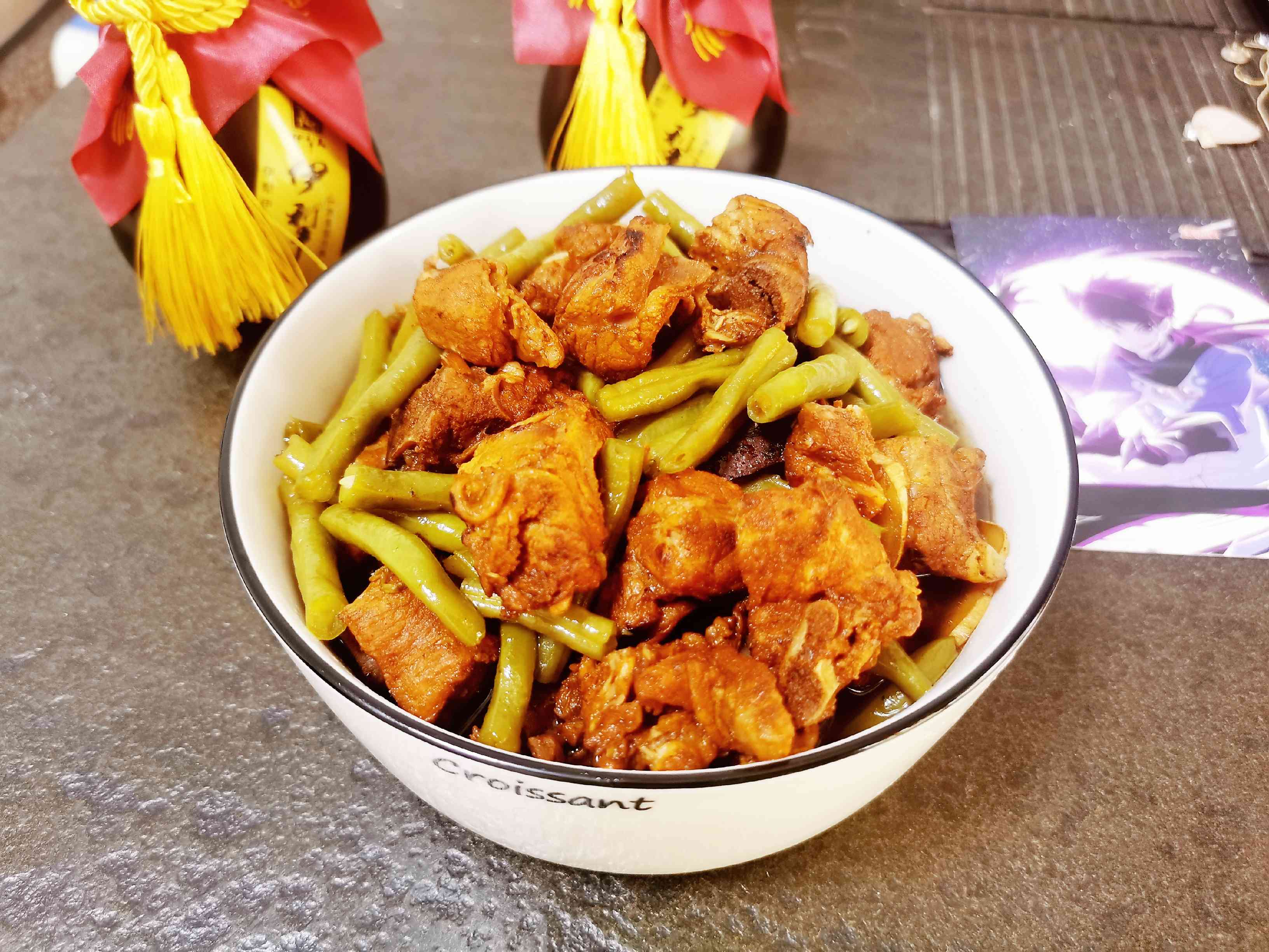 排骨燉豆角的家常做法，用料簡(jiǎn)單口感上乘，一鍋米飯不夠吃了的做法-家常味燉菜譜