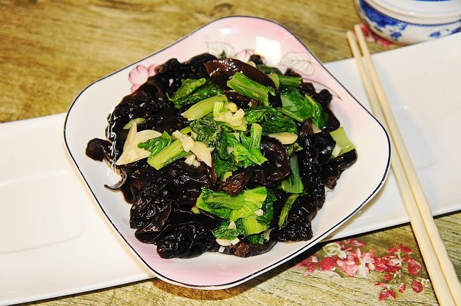 木耳爆炒小白菜的做法-蒜香味炒菜譜