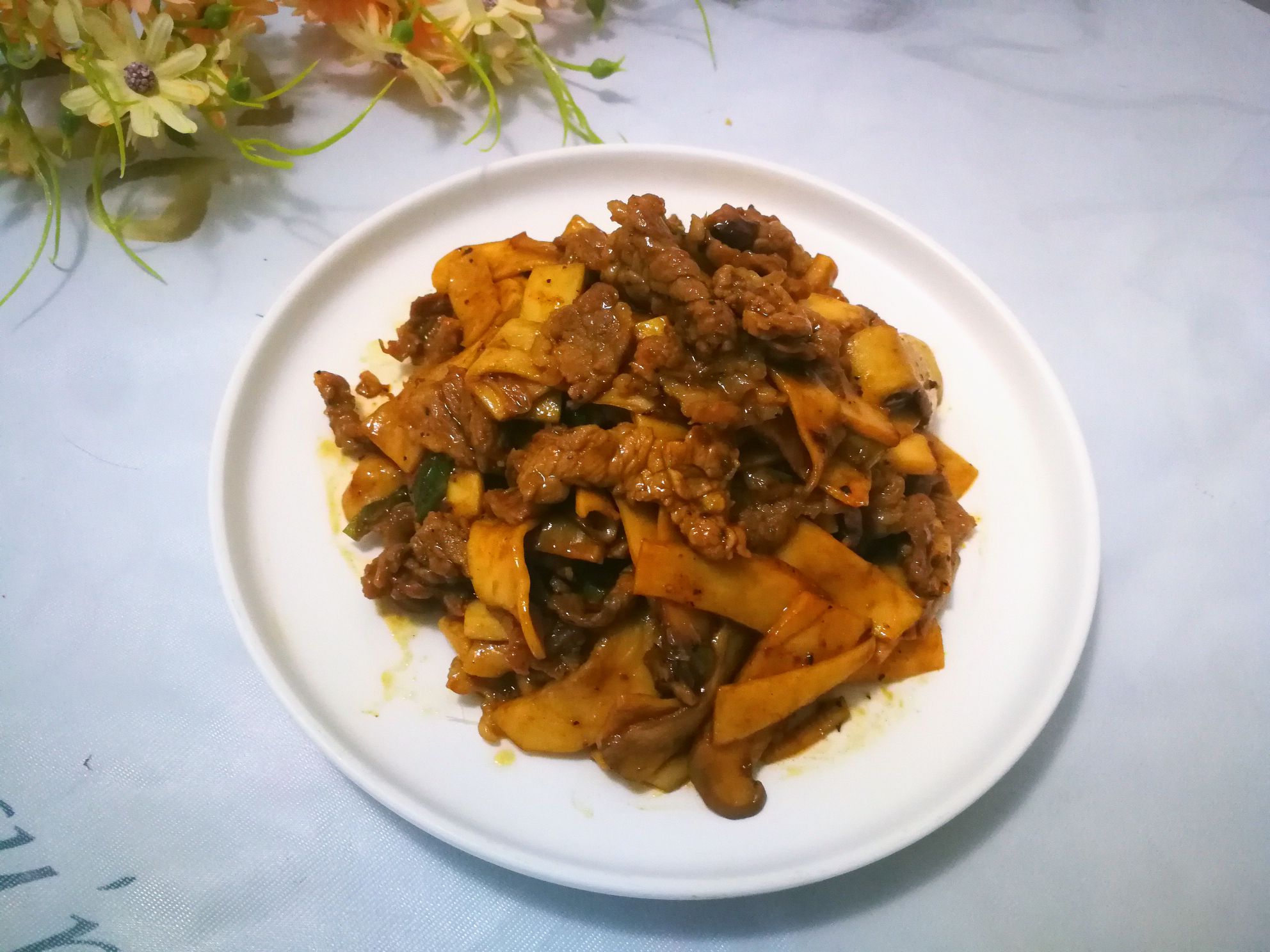 黑椒牛肉炒杏鮑菇的做法-黑椒味炒菜譜-易網健康養生網 黑椒牛肉炒杏鮑菇的做法-黑椒味炒菜譜