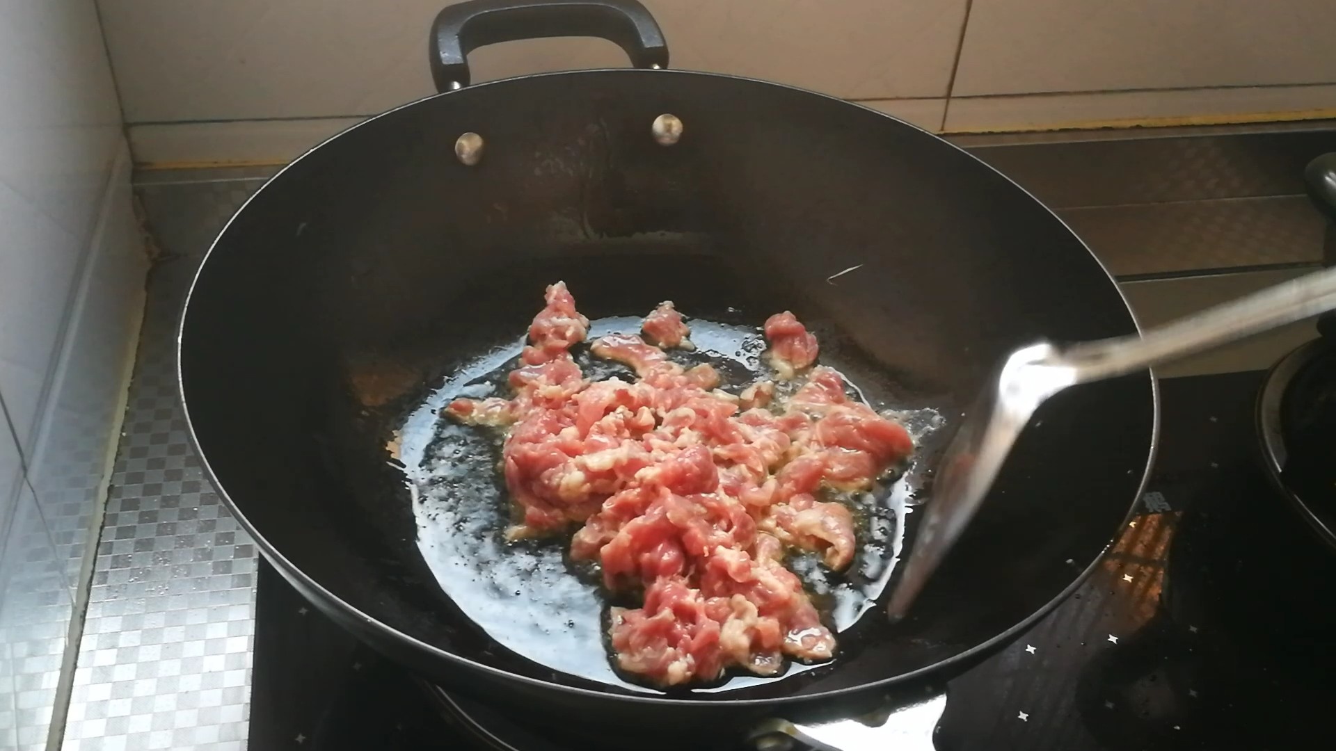黑椒牛肉炒杏鮑菇的做法-黑椒味炒菜譜