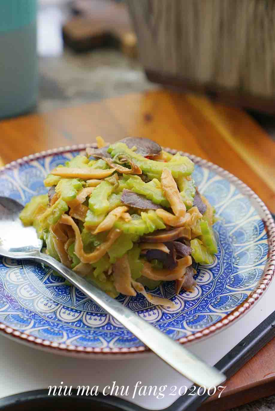 鴨胗炒苦瓜的做法-家常味炒菜譜-易網健康養生網 鴨胗炒苦瓜的做法-家常味炒菜譜