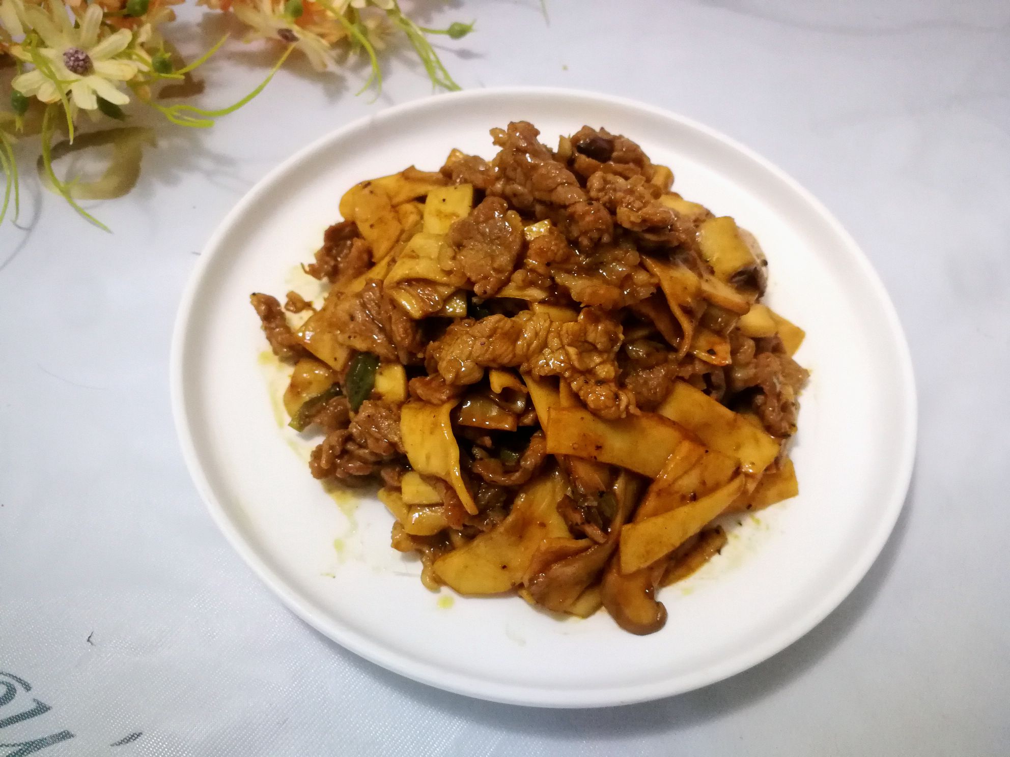 黑椒牛肉炒杏鮑菇的做法-黑椒味炒菜譜-易網健康養生網 黑椒牛肉炒杏鮑菇的做法-黑椒味炒菜譜