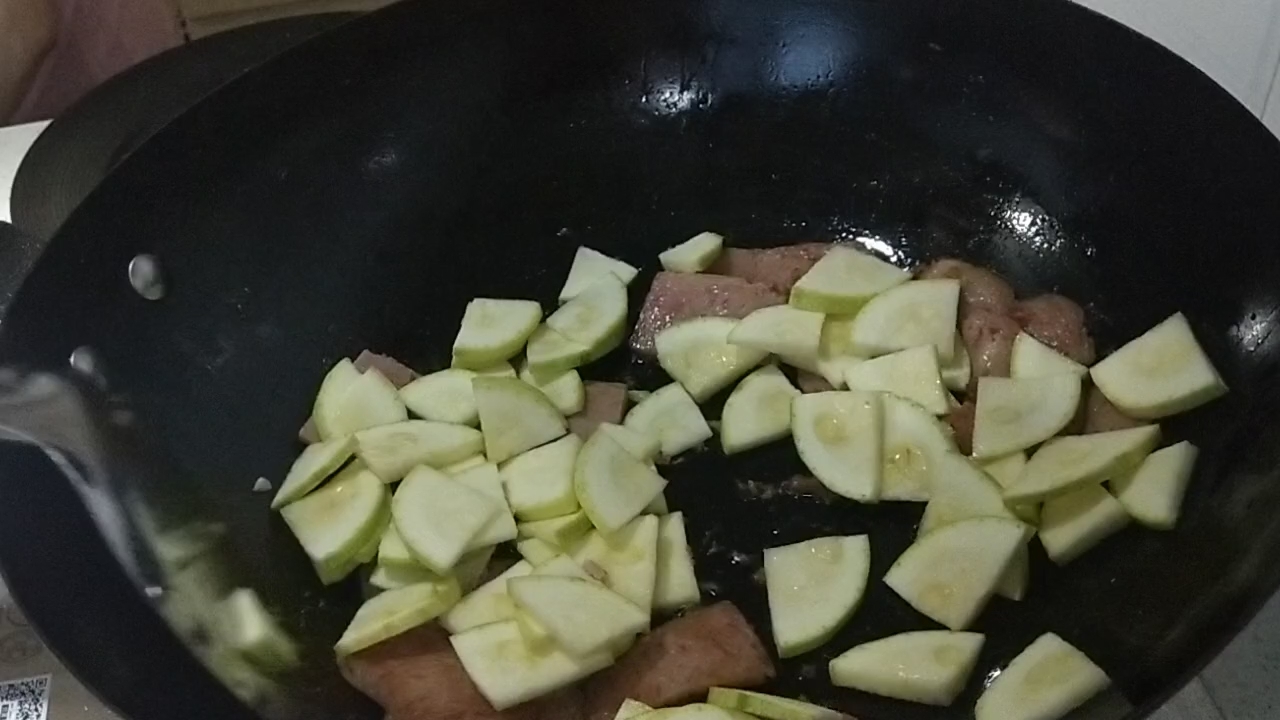 午餐肉炒西葫蘆的做法-咸鮮味炒菜譜