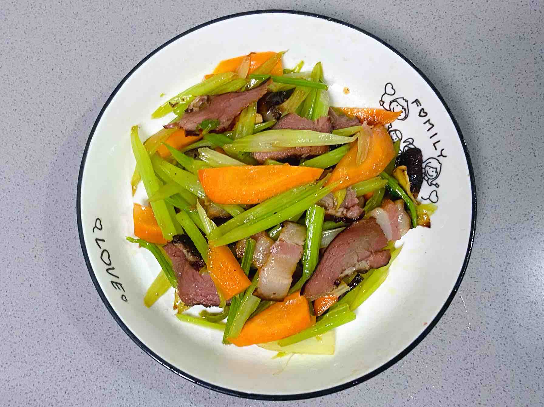 臘肉炒西芹，臘味十足、脆爽可口～的做法-家常味炒菜譜