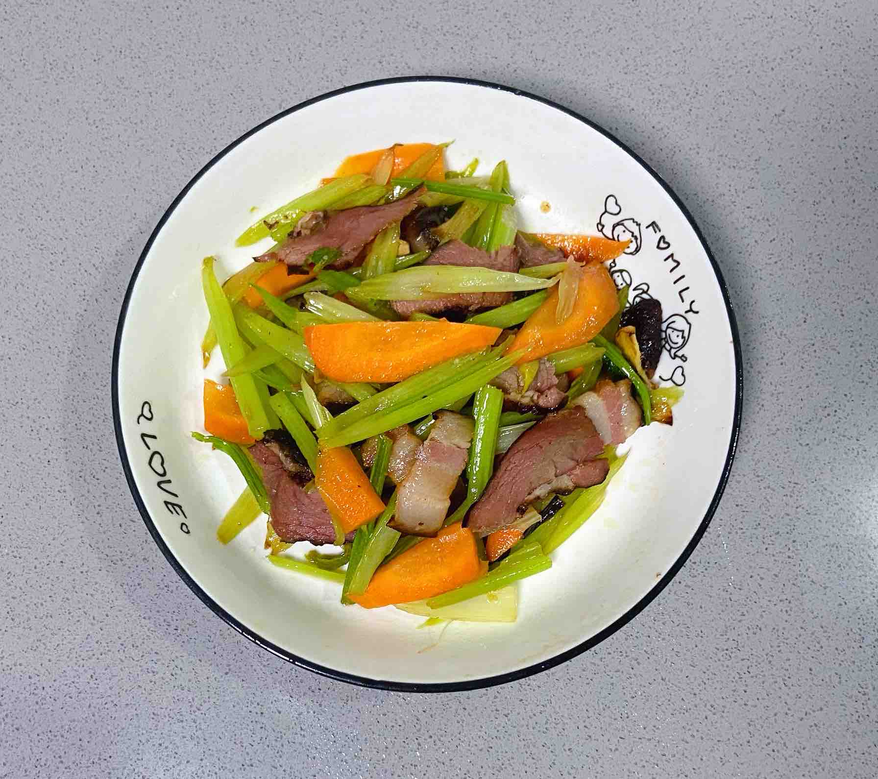 臘肉炒西芹，臘味十足、脆爽可口～的做法-家常味炒菜譜