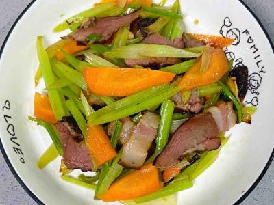 臘肉炒西芹，臘味十足、脆爽可口～的作法-家常味燒菜譜